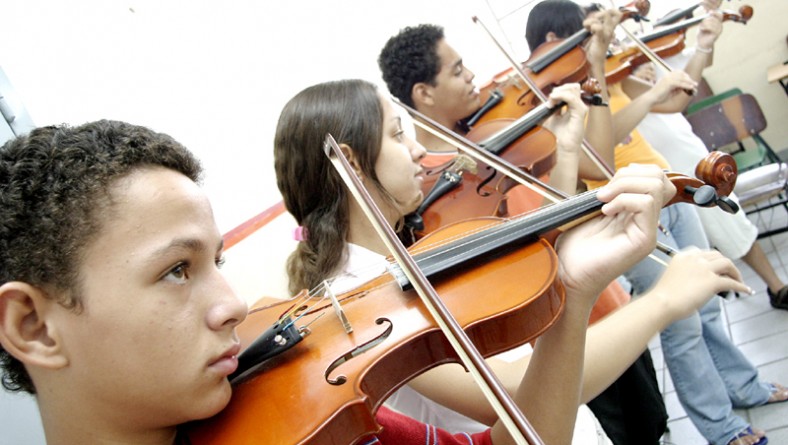 Curso de violino da Escola de Artes se destaca pelo grande número de crianças e adolescentes matriculados