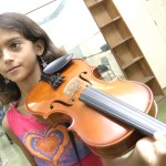 Curso de violino da Escola de Artes se destaca pelo grande número de crianças e adolescentes matriculados  - Adolescentes durante a aula