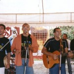 Músicos em traje de palhaço animam a feira de arte da praça Tobias Barreto - Grupo Xote de Viola