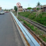 Defensa metálica garante segurança a motoristas na avenida Matadouro - Fotos: Márcio Garcez