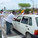 Campanha pela Paz no Trânsito realiza manifestação na avenida Tancredo Neves - Fotos: Lindivaldo Ribeiro