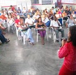 Candidatos aos Conselhos Tutelares participam de curso de capacitação - Marisa Ramos fala aos candidatos durante o curso