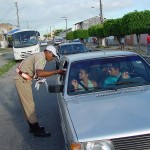 Agentes da SMTT promovem orientação contínua sobre segurança no trânsito - Fotos: Lindivaldo Ribeiro