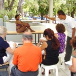 Curso de desenho e pintura estimula a produção artística dos alunos na Álvaro Santos - Elias Santos orientando os alunos