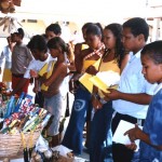 Aulas itinerantes entusiasmam alunos do curso de Guia de Turísmo Mirim  - Alunos visitando o mercado municipal