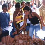 Aulas itinerantes entusiasmam alunos do curso de Guia de Turísmo Mirim  - Alunos visitando o mercado municipal