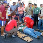Equipe do Samu presta atendimento imediato a vítima de acidente no bairro Suissa - Fotos: Márcio Garcez