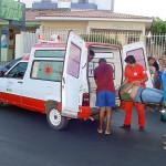 Equipe do Samu presta atendimento imediato a vítima de acidente no bairro Suissa - Fotos: Márcio Garcez