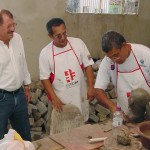 Presidente da Fundat avalia desempenho de alunos em curso de artesanato - Fotos: Márcio Garcez