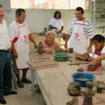 Presidente da Fundat avalia desempenho de alunos em curso de artesanato - Fotos: Márcio Garcez