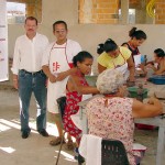 Presidente da Fundat avalia desempenho de alunos em curso de artesanato - Fotos: Márcio Garcez