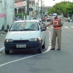 Blitz educativa da SMTT orienta pedestres e motoristas - Fotos: Lindivaldo Ribeiro