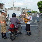 Blitz educativa da SMTT orienta pedestres e motoristas - Fotos: Lindivaldo Ribeiro