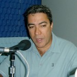 Marcelo Déda esclarece que obra prometida no bairro Coqueiral já está pronta - Déda durante entrevista na FM Sergipe
