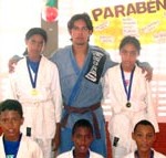 Crianças do Peti conquistam medalhas na Primeira Copa de Judô do Colégio São Paulo  - Equipe do Peti campeã
