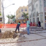 Piso do calçadão da rua São Cristóvão está sendo trocado pelas pedras portuguesas - Fotos: Márcio Garcez