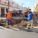 Prefeitura resolve problema de entupimento de esgoto no Centro da cidade - Fotos: Márcio Garcez
