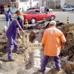 Prefeitura resolve problema de entupimento de esgoto no Centro da cidade - Fotos: Márcio Garcez