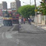 Avenida Anísio Azevedo está sendo totalmente recuperada - Equipe da Emurb pavimenta a avenida