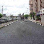Avenida Anísio Azevedo está sendo totalmente recuperada - Equipe da Emurb pavimenta a avenida