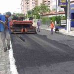 Avenida Anísio Azevedo está sendo totalmente recuperada - Equipe da Emurb pavimenta a avenida