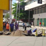 Emurb trabalha com limpeza de bueiros em ruas do Centro da cidade - Equipe de desobstrução de drenagem