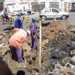 Emurb trabalha com limpeza de bueiros em ruas do Centro da cidade - Equipe de desobstrução de drenagem
