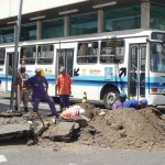 Emurb trabalha com limpeza de bueiros em ruas do Centro da cidade - Equipe de desobstrução de drenagem