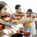 Curso de violino atrai mais de 40 crianças e adolescentes na Escola de Artes - Fotos: Márcio Dantas