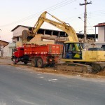 Prefeitura continua executando serviços na avenida Santa Gleide   - Fotos: Márcio Garcez