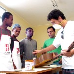 Jovens carentes da Coroa do Meio e bairro Industrial aprendem a fazer instrumentos musicais - Fotos: Wellington Barreto