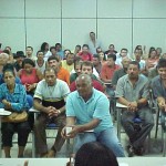 Vigilância Sanitária realiza reunião com feirantes - Feirantes reunidos no auditório da SMS