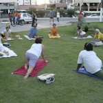Prefeitura promove a prática de Yoga no calçadão da 13 de Julho - Fotos: Márcio Garcez
