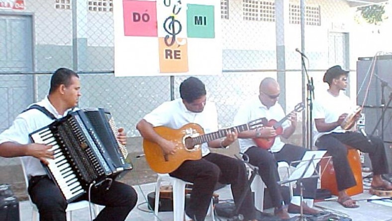 Projeto Dó Ré Mi oferece cursos de música para estudantes de escola municipal