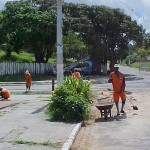 Ruas do bairro Industrial passam por serviço de varrição - Serviço é uma constante no bairro