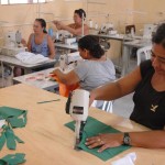 Trabalho da cooperativa das costureiras da Coroa do Meio movimenta a economia do bairro - Fotos: Silvio Rocha