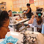 Trabalho da cooperativa das costureiras da Coroa do Meio movimenta a economia do bairro - Fotos: Silvio Rocha