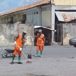 Emsurb realiza trabalho de limpeza na área em frente ao mercado do Siqueira Campos - Limpeza acontece até o final da tarde