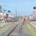 Linha férrea da avenida Augusto Franco é limpa pela PMA - Toda a extensão da via será limpa