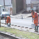 Linha férrea da avenida Augusto Franco é limpa pela PMA - Toda a extensão da via será limpa