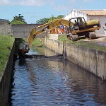 Canal Comandante Miranda passa por serviço de limpeza mecanizada - Serviço tem carater preventivo