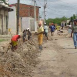 Rua na Coroa do Meio tem rede de drenagem construída - Equipe trabalha na construção da rede de drenagem