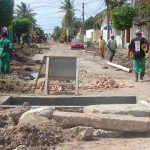 Rua na Coroa do Meio tem rede de drenagem construída - Equipe trabalha na construção da rede de drenagem