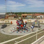 Praça no bairro Santa Maria já diverte crianças e satisfaz toda comunidade - Crianças se divertem no parque infantil