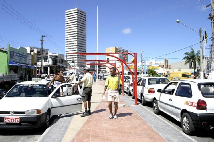 Taxistas e usuários serão beneficiados com obra da Prefeitura