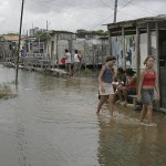 Famílias que habitam em palafitas na Coroa do Meio estão ansiosas pela mudança de vida - Fotos: Márcio Garcez