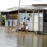 Famílias que habitam em palafitas na Coroa do Meio estão ansiosas pela mudança de vida - Fotos: Márcio Garcez