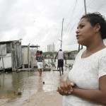 Famílias que habitam em palafitas na Coroa do Meio estão ansiosas pela mudança de vida - Fotos: Márcio Garcez