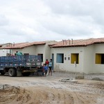 Caminhões contratados pela PMA garantem a “mudança” para famílias da Coroa do Meio - Fotos: Márcio Garcez