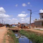 Emurb faz limpeza em canal no loteamento Ângela Catarina - Limpeza de canal